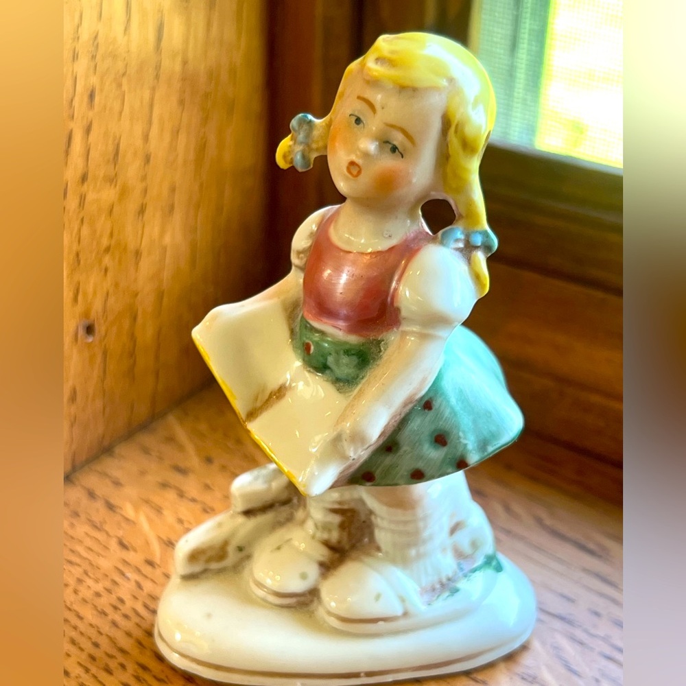 Berta Hummel 20467 Girl Singing Figurine. Marked Germany & Numbered